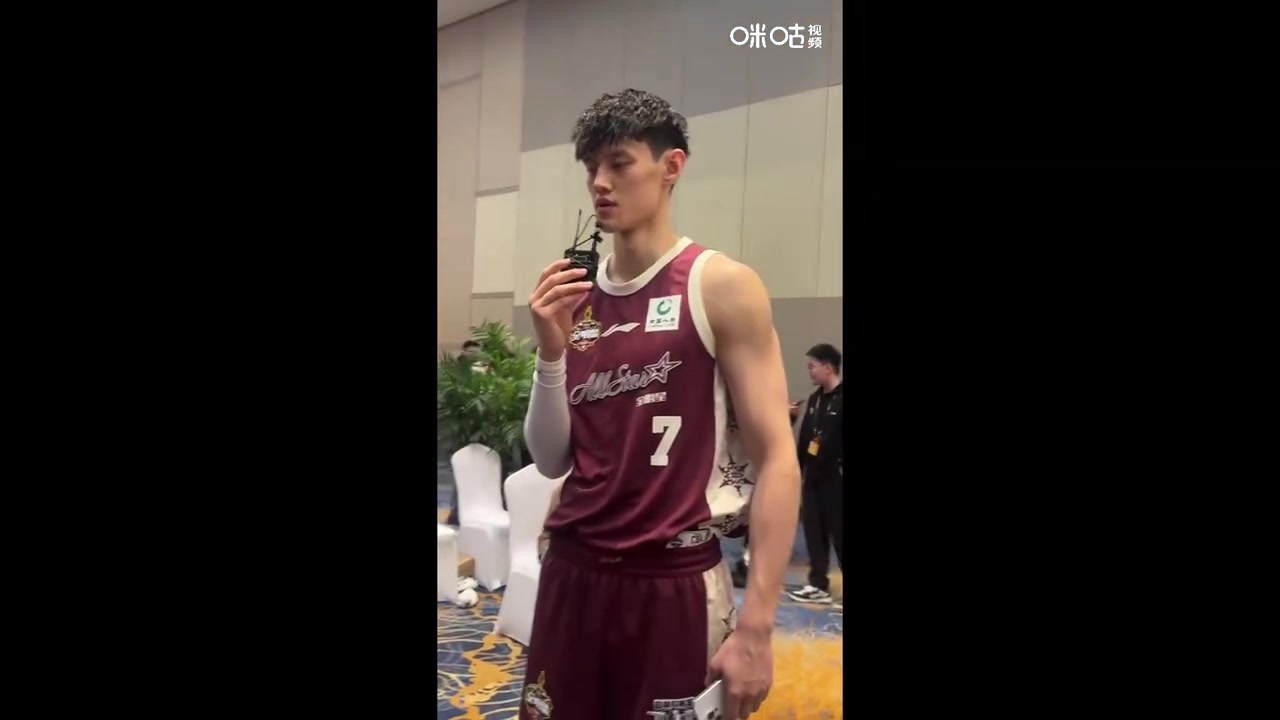 谈球吧体育app官网🤩曾凡博：最想找胡明轩打单挑 今年全明星争取来个抛板扣篮