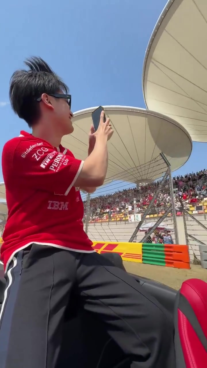 谈球吧官网登录入口周冠宇参加F1车手巡游活动，观众大喊周冠宇的名字